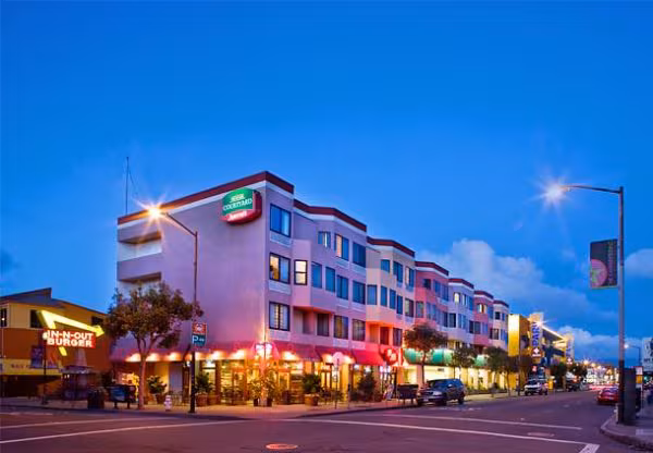 Marriott Fisherman's Wharf at night